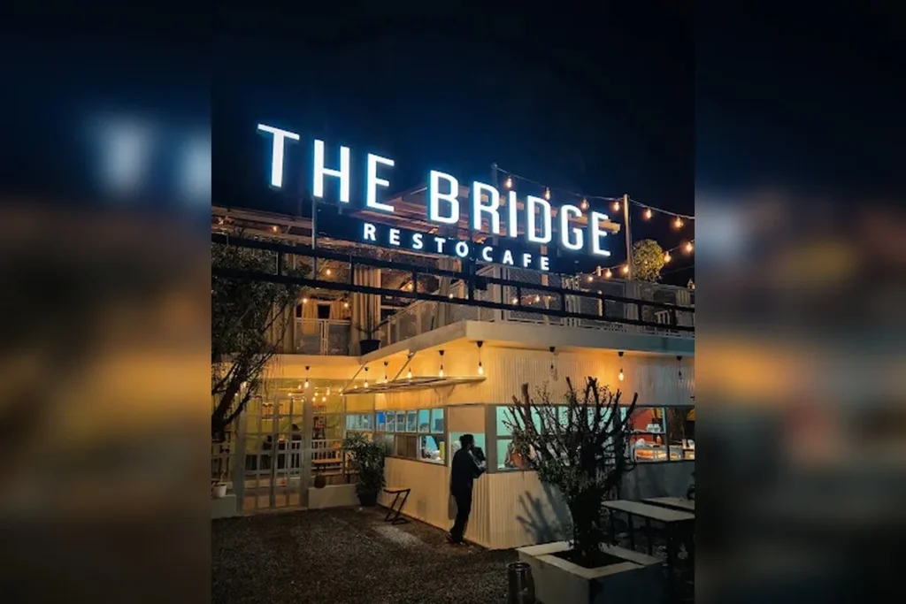 The Bridge Resto Cafe in Ottapalam serving delicious steamed, fried, and cheese momos.